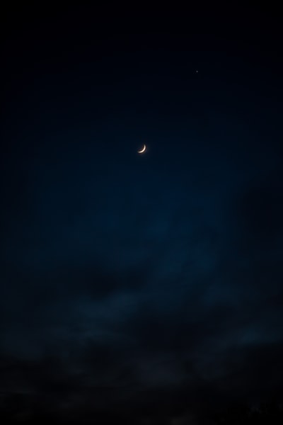 满月在天空中
